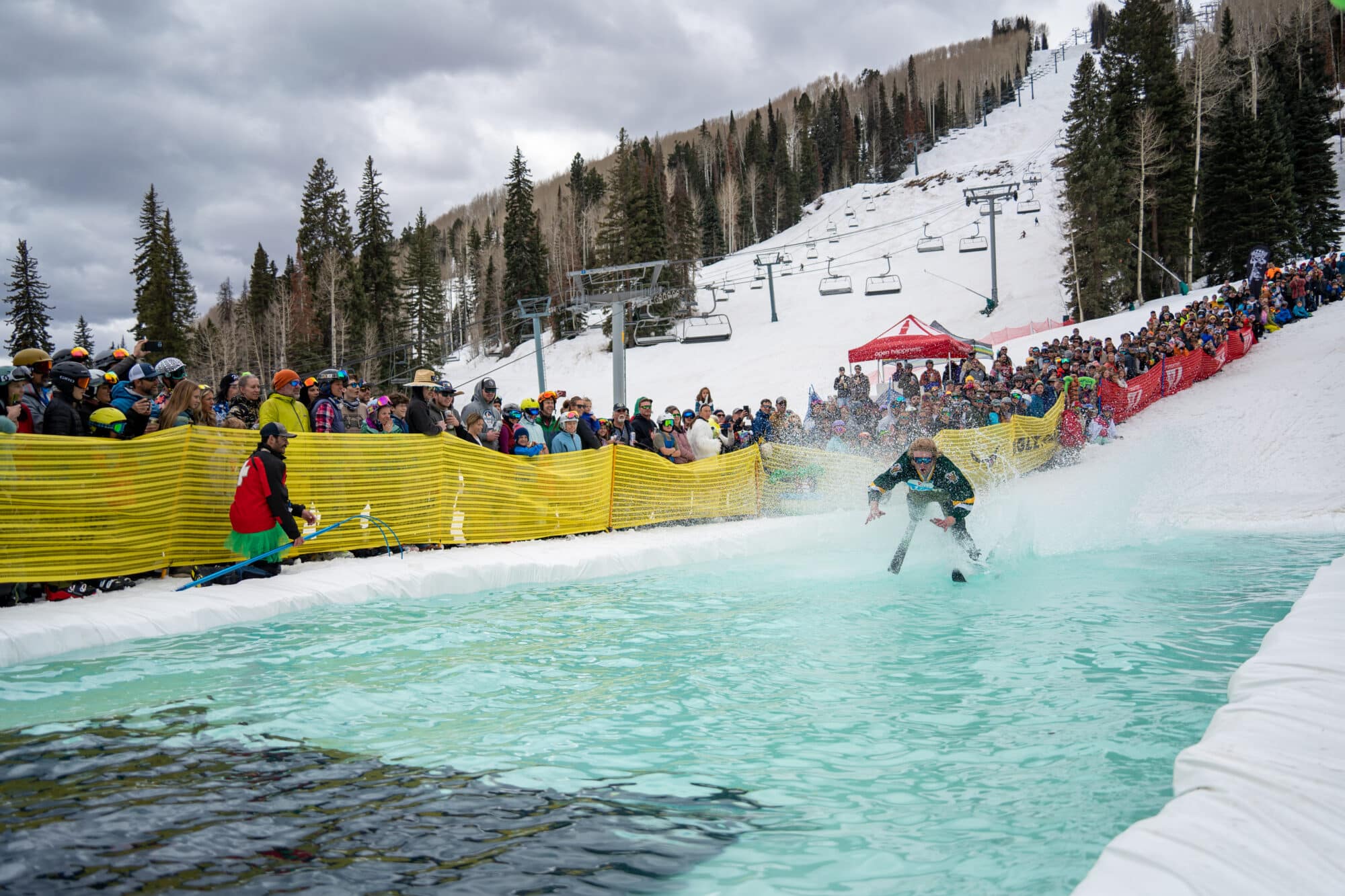 Skier goes full superman once entering the pond skim