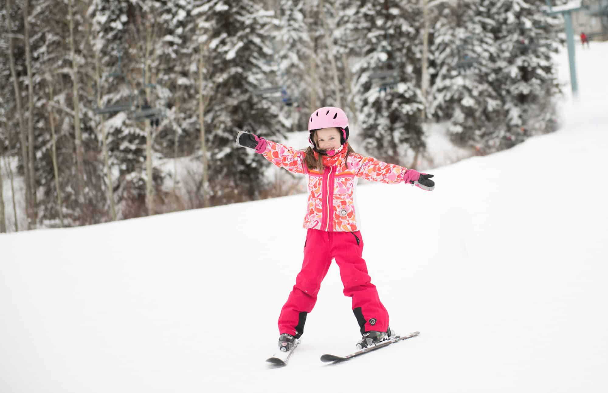 Young skier takes turns down the mountain