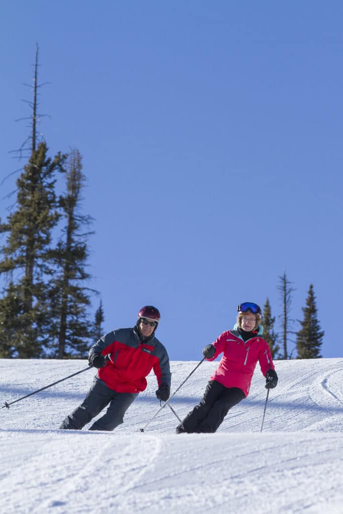 couple skiing 