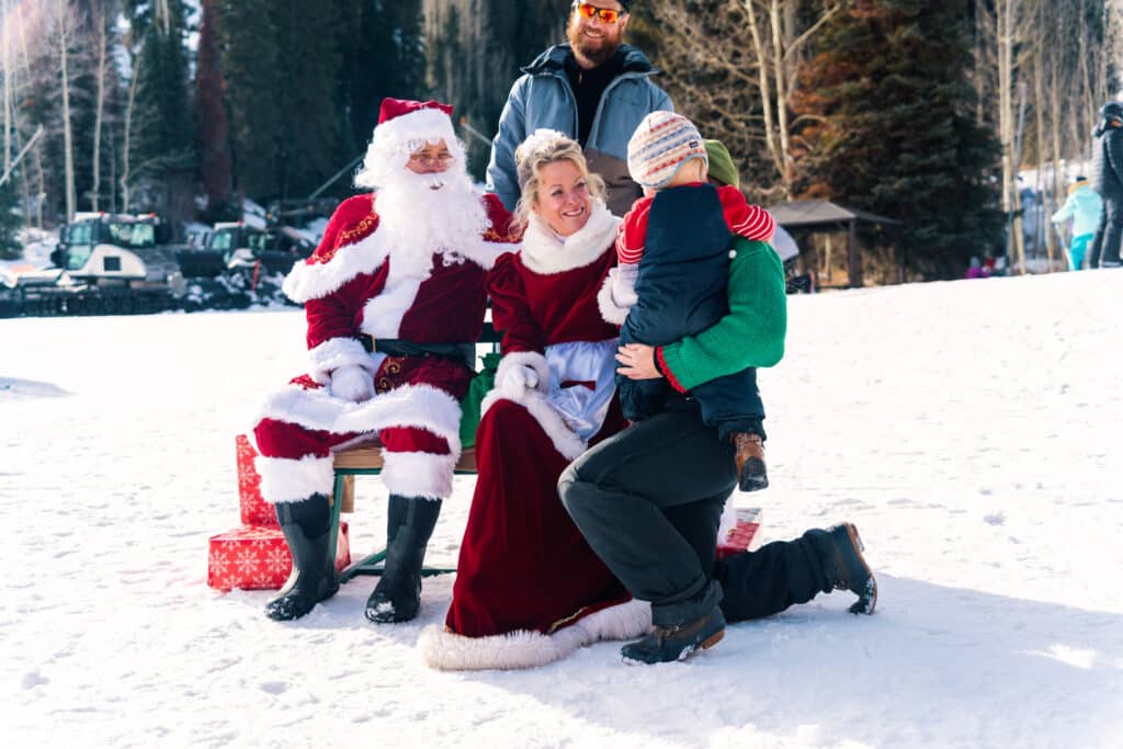 A family meets Santa and Mrs. Claus on the Purg slopes
