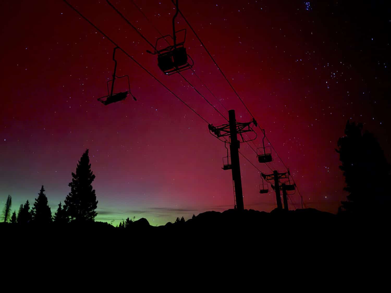 Aurora borealis showing off amazing colors at Purgatory Resort on November 11th 2025